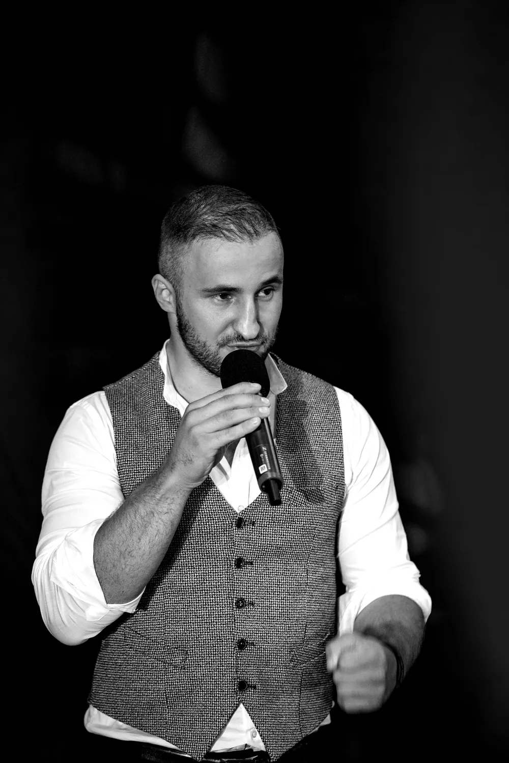 Dardan Morina mit Mikrofon auf der Bühne
